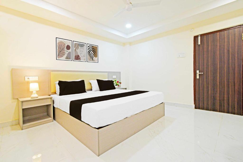 Una cama o camas en una habitación de Hotel O Sanath Nagar Near Railway Station