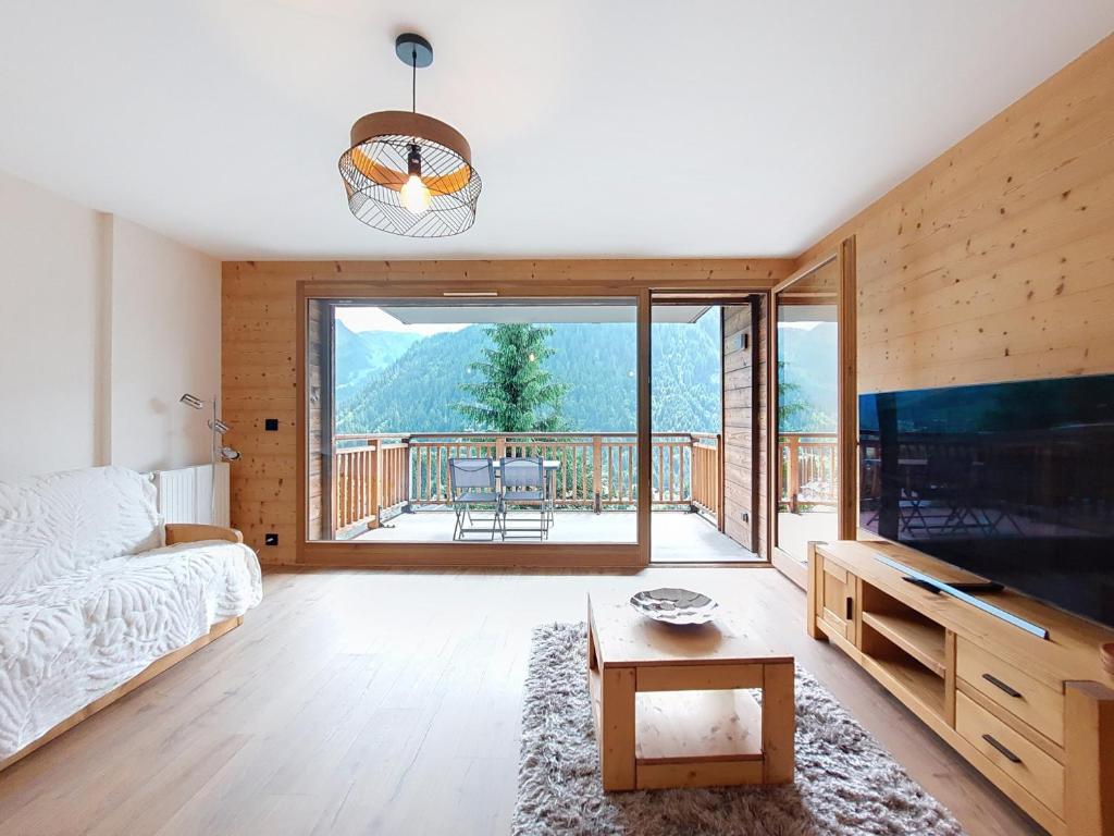 un salon avec un canapé et une table dans l'établissement Imperial IP402 COSY & VIEW 6 Pers, à Châtel