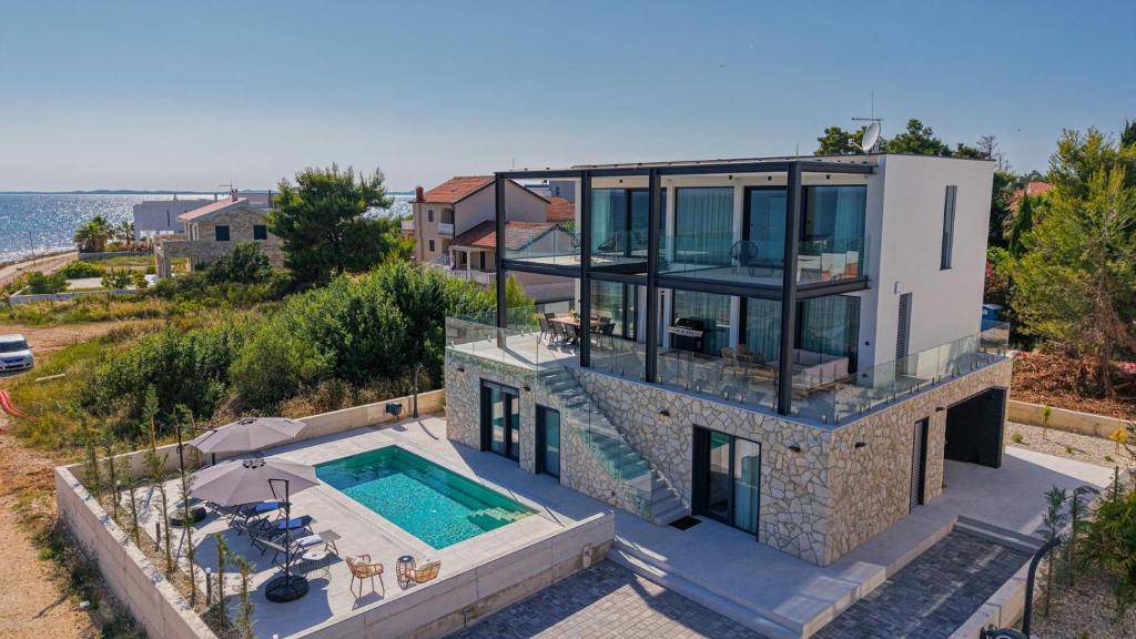 Πισίνα στο ή κοντά στο Seafront Villa Aurea with pool and seaview