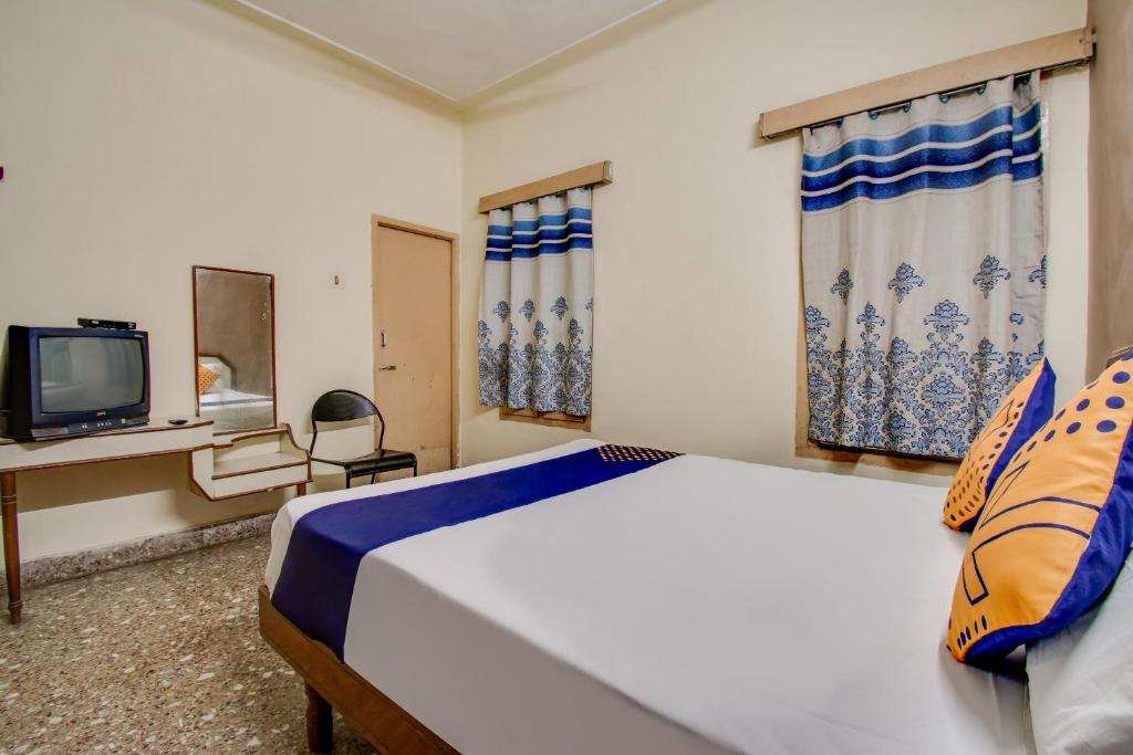 TV a/nebo společenská místnost v ubytování Hotel O New Aiswarya