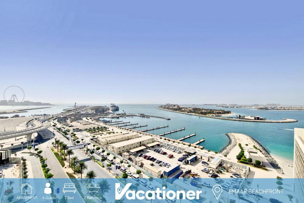 Una vista aérea de un puerto con puerto deportivo. en Sunrise Bay 2 - Chic Two Bedroom, en Dubái