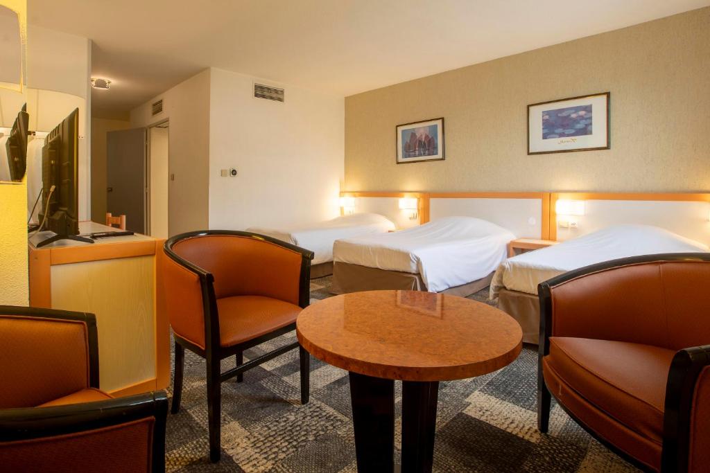 Voodi või voodid majutusasutuse Hôtel Paradis toas