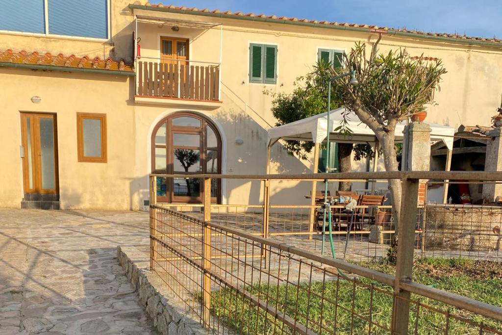 a house with a fence in front of it at Appartamenti Casa Gemma - Goelba in Procchio