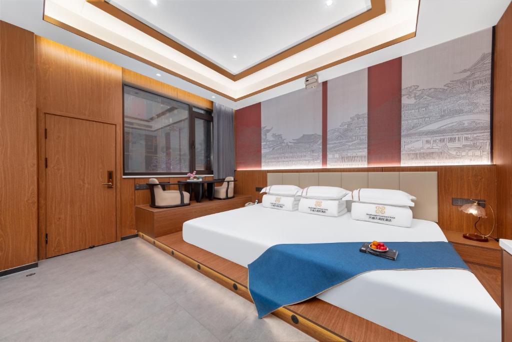 Postel nebo postele na pokoji v ubytování Xingshengjiu Courtyard Hotel Pingyao
