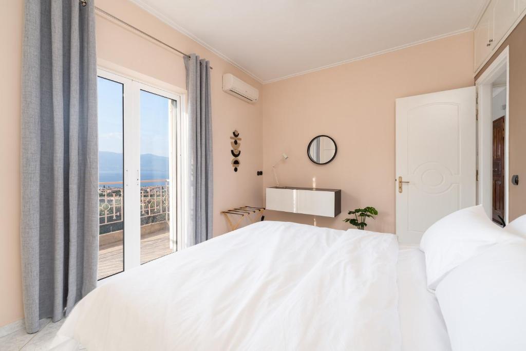 Кровать или кровати в номере Elaia Retreat by Greece Apartments