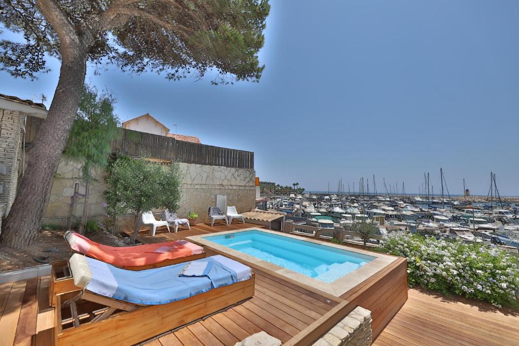 - une piscine sur une terrasse à côté d'une cour dans l'établissement Villa La Largado - 8 couchages, à Sausset-les-Pins