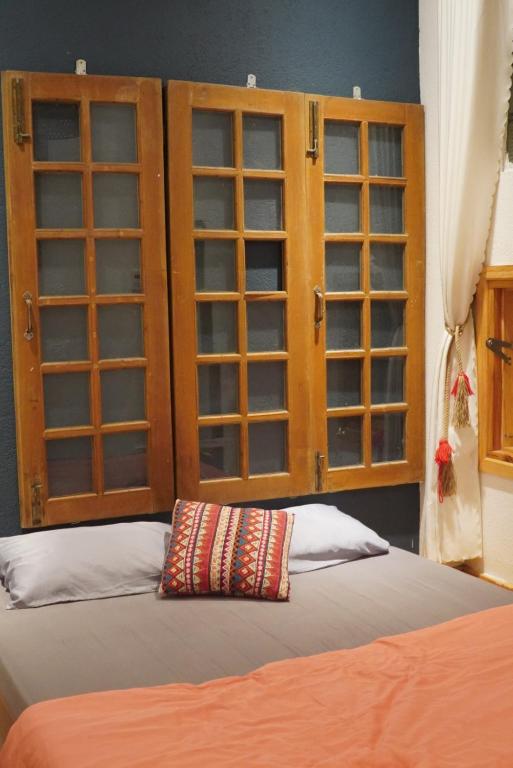 A bed or beds in a room at Hostel-John Cafe and Beer
