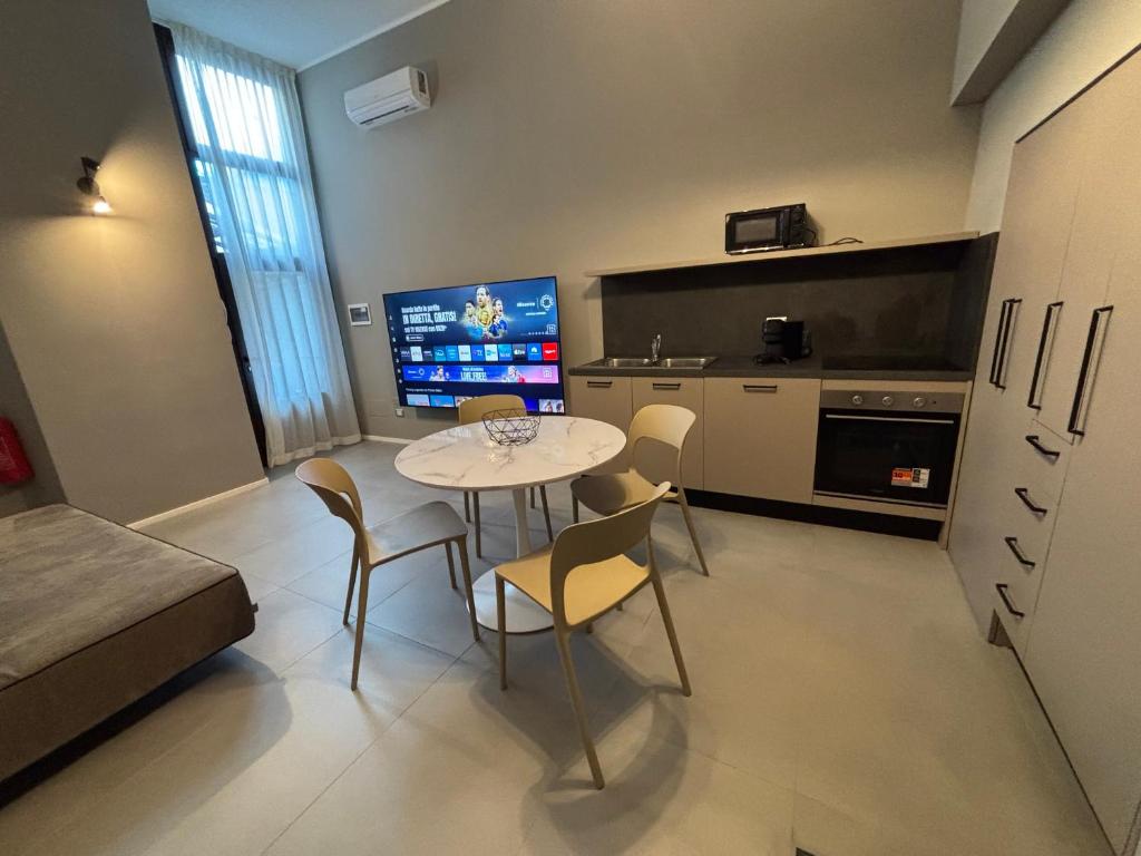 Kuchyň nebo kuchyňský kout v ubytování HOZYHOME Design Loft in Via Cermenate