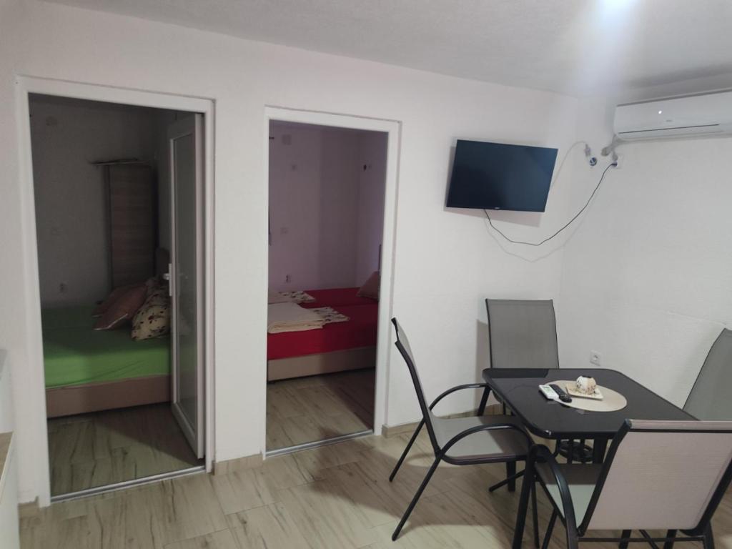 Μια τηλεόραση ή/και κέντρο ψυχαγωγίας στο APARTMANI MARIJA