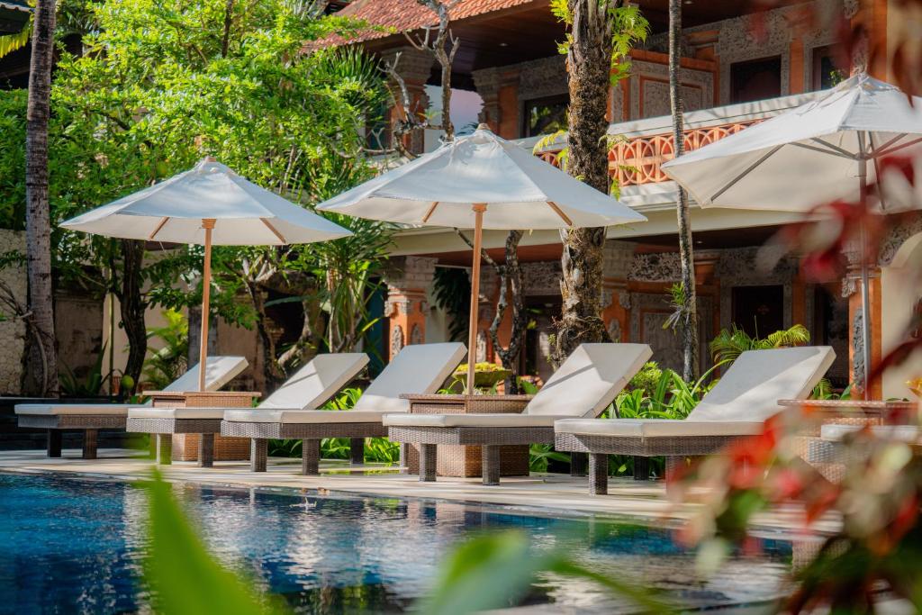 Bazén v ubytování Griya Santrian a Beach Resort And Spa nebo v jeho okolí