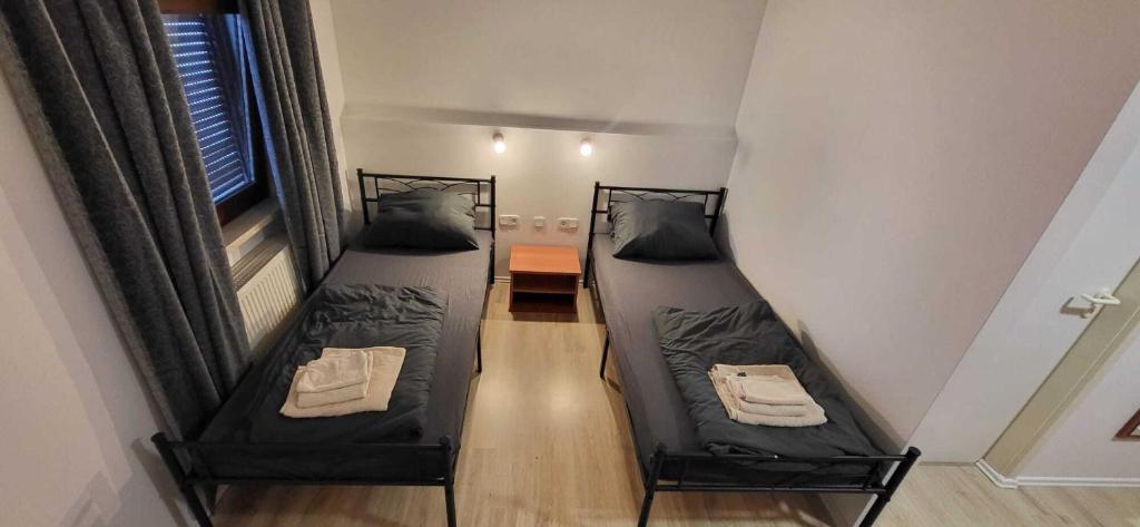 two bunk beds in a room next to a window at Pension Wolf in Gersdorf