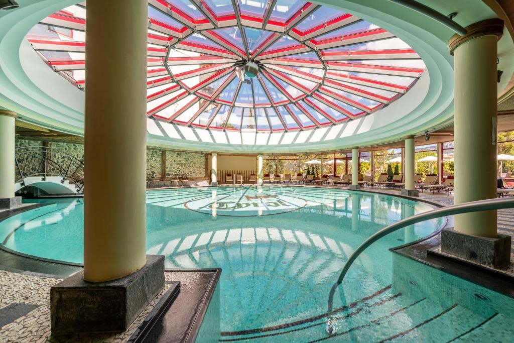 Bazén v ubytování Hotel Tyrol am Haldensee nebo v jeho okolí