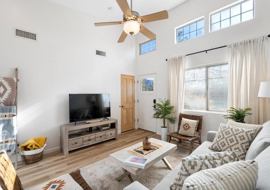 Μια τηλεόραση ή/και κέντρο ψυχαγωγίας στο 2BR Home with Breathtaking Red Rock Views, Hot Tub and in Top Location