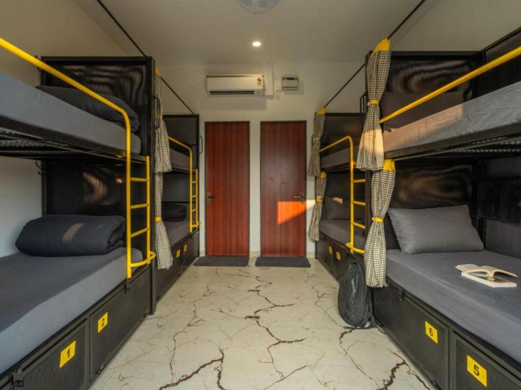 Postel nebo postele na pokoji v ubytování The Hosteller Goa, Mandrem