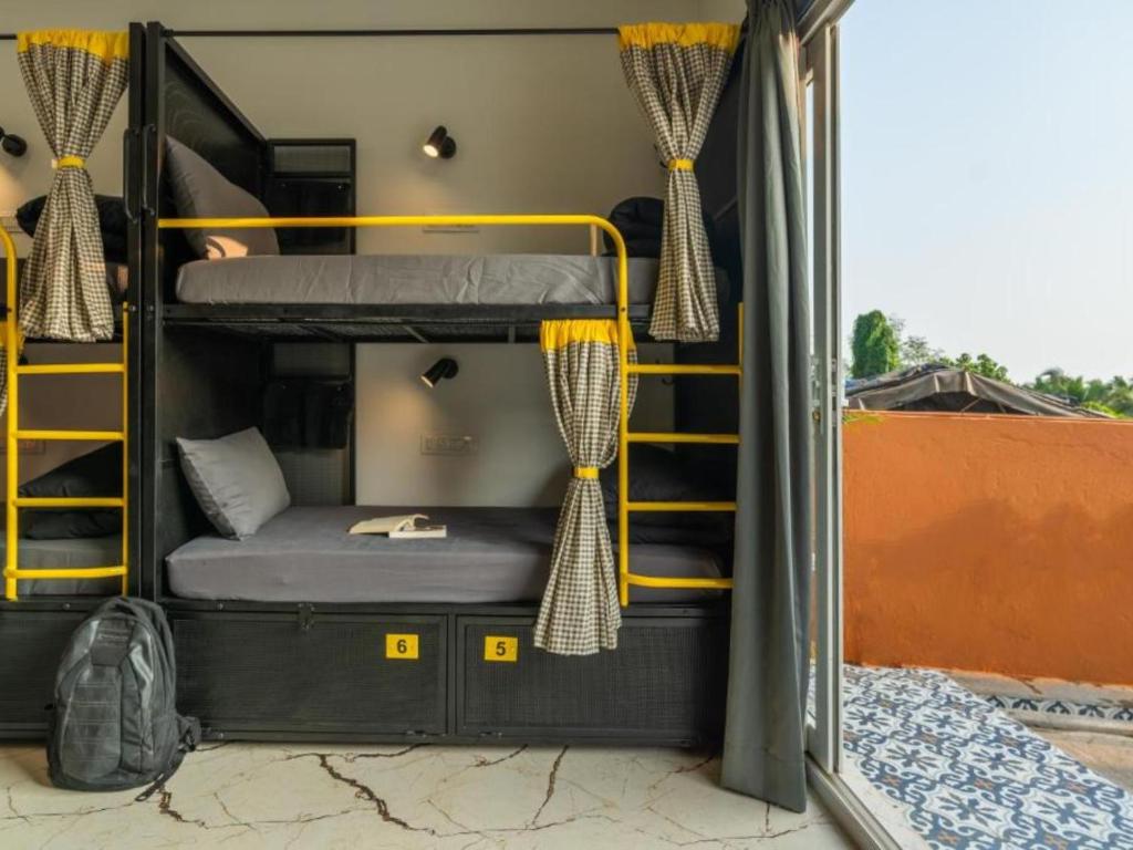 Palanda nebo palandy na pokoji v ubytování The Hosteller Goa, Mandrem