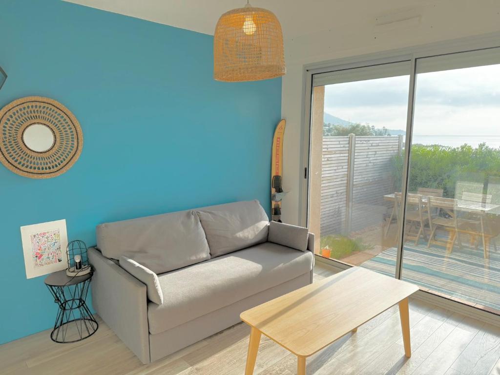 un salon avec un canapé et une table dans l'établissement Appartement face à la mer, à Saint-Raphaël