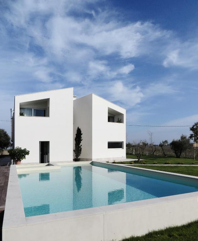 Bazén v ubytování OrtoPì Country Canapa House nebo v jeho okolí