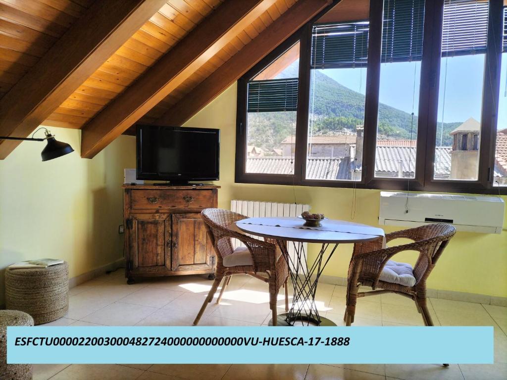 TV a/nebo společenská místnost v ubytování La Lucana Ordesa Ainsa apartamento