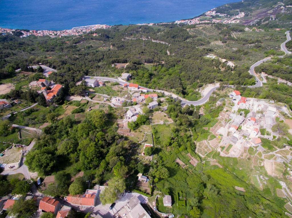 una vista aérea de un pueblo en una montaña en Holiday Home Nada en Tučepi