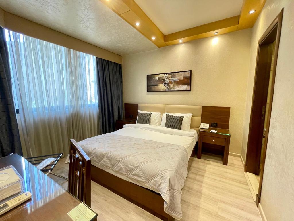 Postel nebo postele na pokoji v ubytování Imperial Suites Hotel