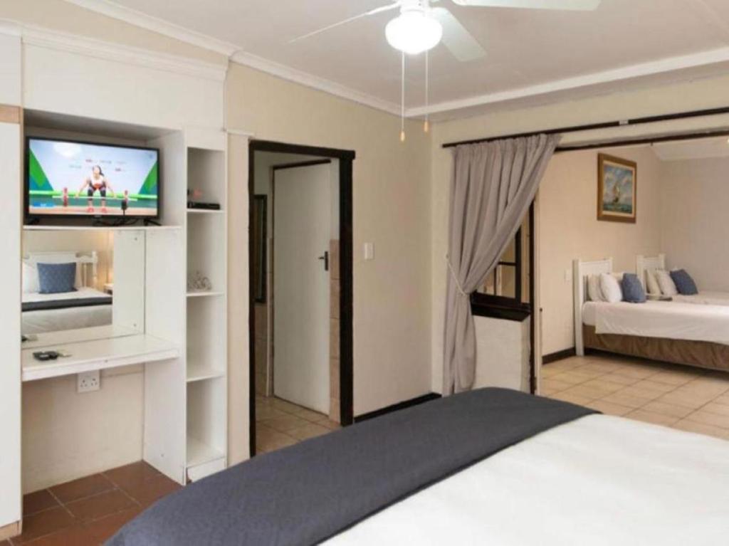 Postel nebo postele na pokoji v ubytování Gracelands Beach Lodge