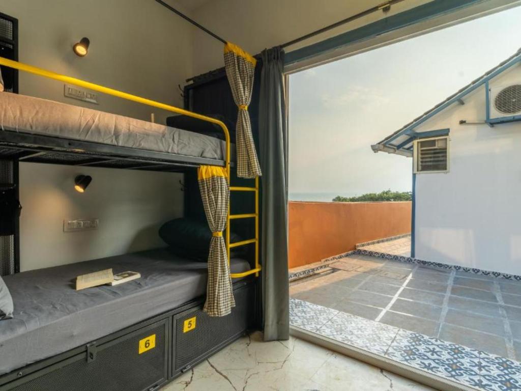 Palanda nebo palandy na pokoji v ubytování The Hosteller Goa, Mandrem