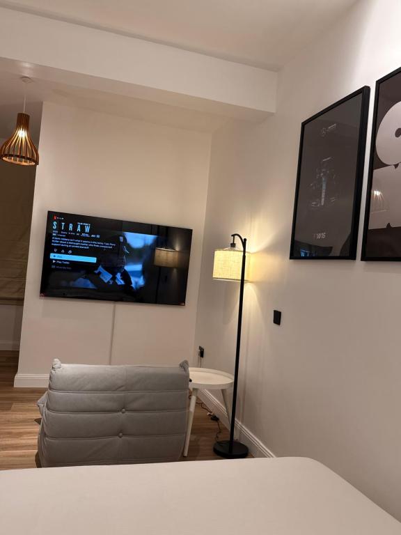 TV a/nebo společenská místnost v ubytování Iris by kisali