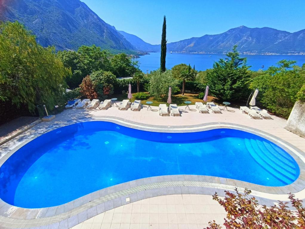 - une piscine avec vue sur le lac et les montagnes dans l'établissement Green Village studio, à Gornji Orahovac