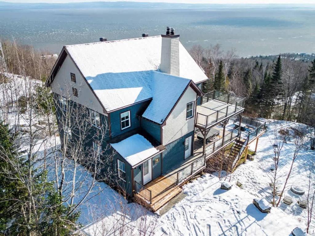 圣弗朗索瓦小河L'Audacieux - SPA, Billard, Poker, Arcade, fleuve, l'évasion VIP的雪中房屋的空中景观