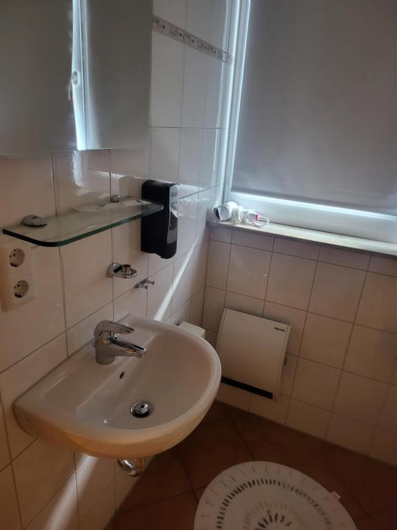 Koupelna v ubytování HOTEL RITTERS WEINSTUBEN kaffe restoran MERSEBURG