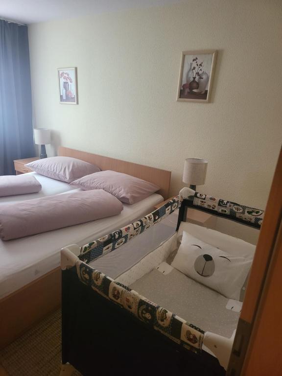 Postel nebo postele na pokoji v ubytování HOTEL RITTERS WEINSTUBEN kaffe restoran MERSEBURG