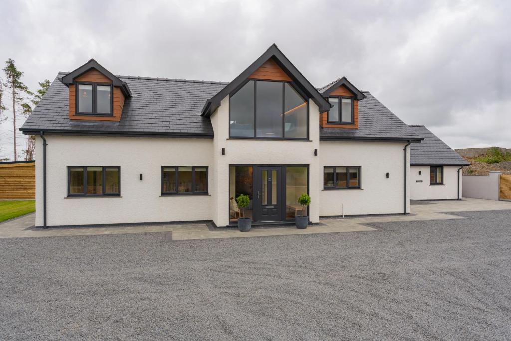 a detached house with a driveway at Llys y wawr Luxury Holiday Let in Llanfihangel-y-creuddyn