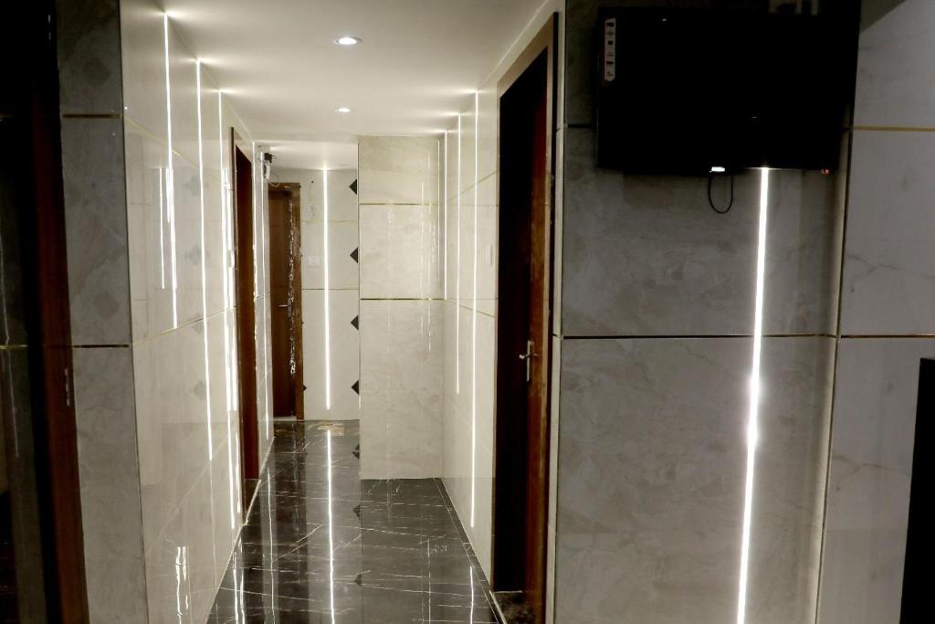 Bilik mandi di Hotel Chirag Next