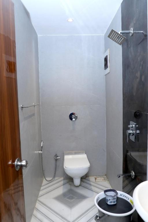 Bilik mandi di Hotel Chirag Next