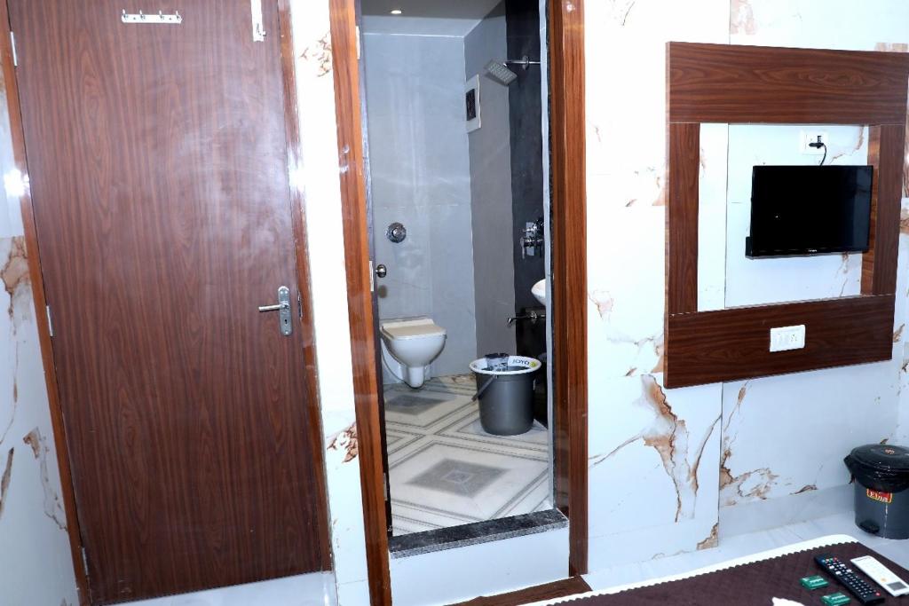 Bilik mandi di Hotel Chirag Next