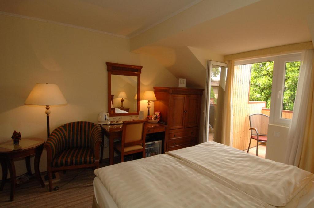 Postel nebo postele na pokoji v ubytování Hotel Romantik Eger
