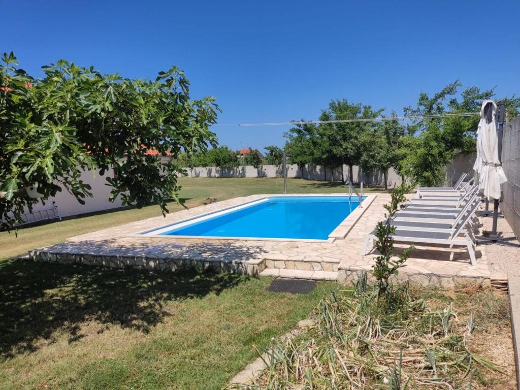 Bazén v ubytovaní Holiday apartment in Privlaka with sea view, balcony, air conditioning, WiFi 3598-1 alebo v jeho blízkosti