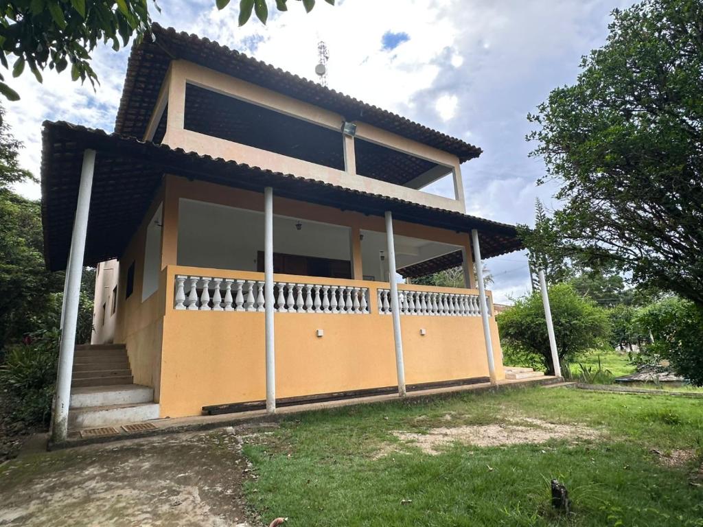 a house with a yellow facade with a porch at Sítio Chã do Cajá in Sao Benedito do Sul