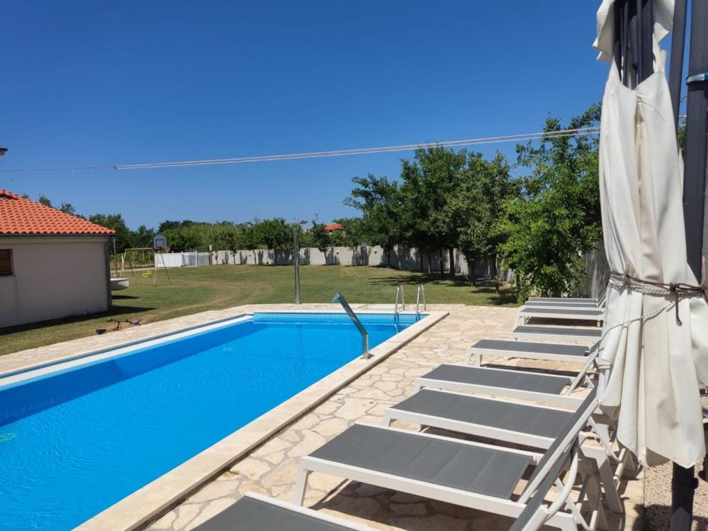 Basen w obiekcie Holiday apartment in Privlaka with sea view, balcony, air conditioning, WiFi 3598-5 lub w pobliżu
