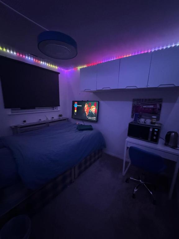 TV a/nebo společenská místnost v ubytování Room 3 minute drive from Luton Airport