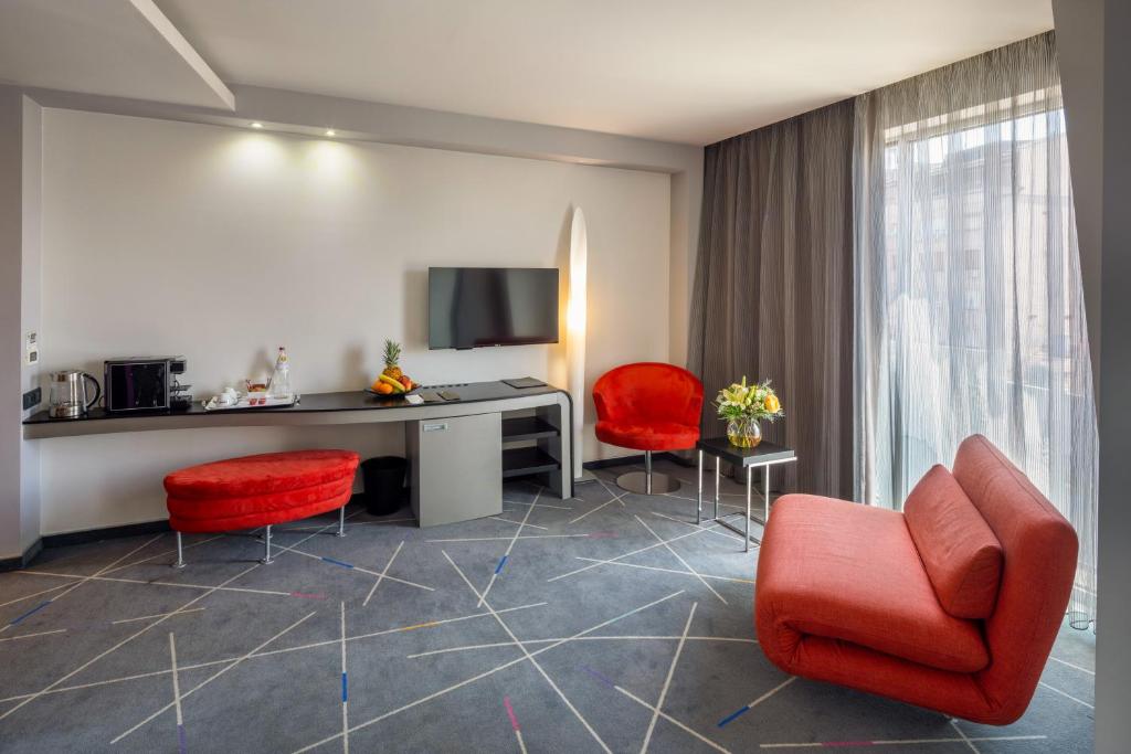 TV a/nebo společenská místnost v ubytování Nobel Zira Hotel