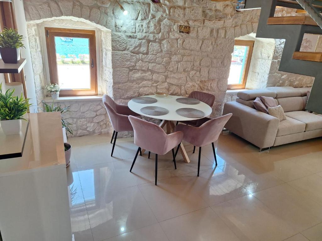 a living room with a table and chairs at apartman "Dora" in Rogoznica
