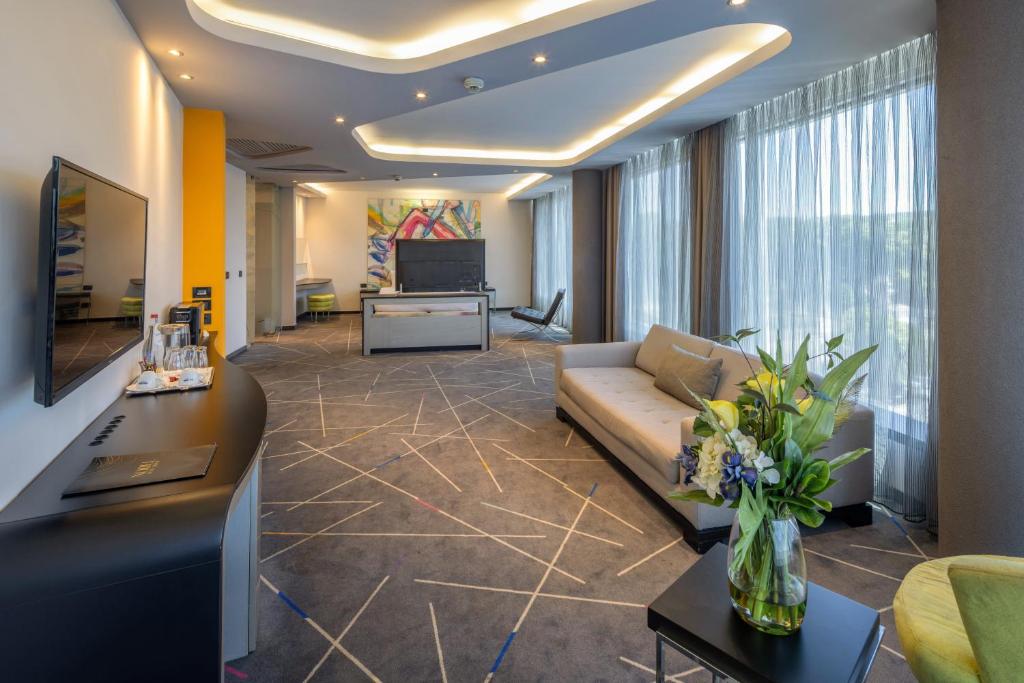 TV a/nebo společenská místnost v ubytování Nobel Zira Hotel
