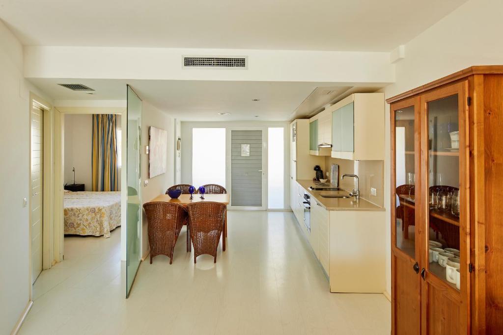 Kuchyňa alebo kuchynka v ubytovaní Apartamentos Rodamar