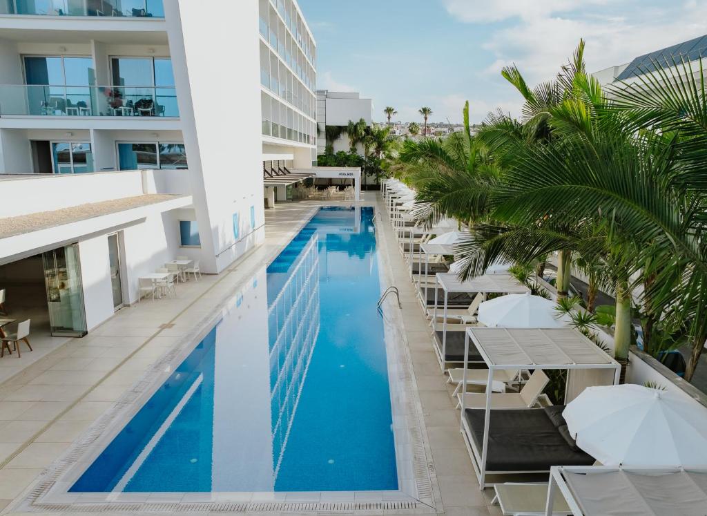 A piscina localizada em Seasons Hotel (Adults Only) ou nos arredores