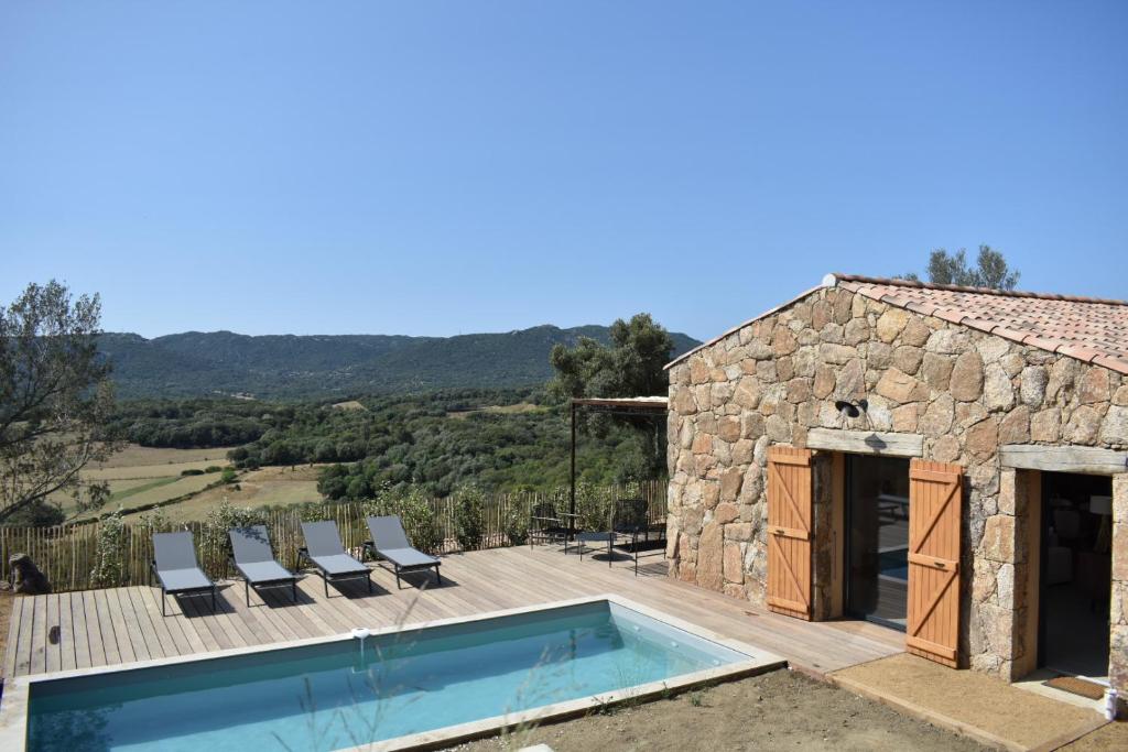 eine Villa mit einem Pool und einem Gebäude in der Unterkunft Amandula Bergerie Sotta hyper cozy in Sotta