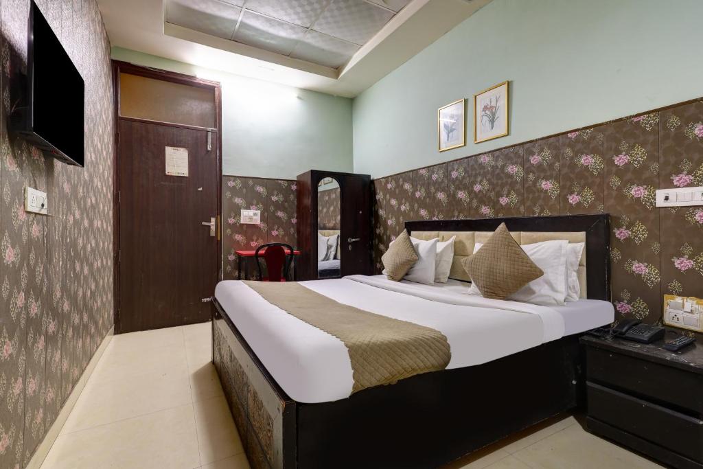 a bedroom with a large bed in a room at Hotel Hari Nager By The Premium Villa - Mayapur in New Delhi