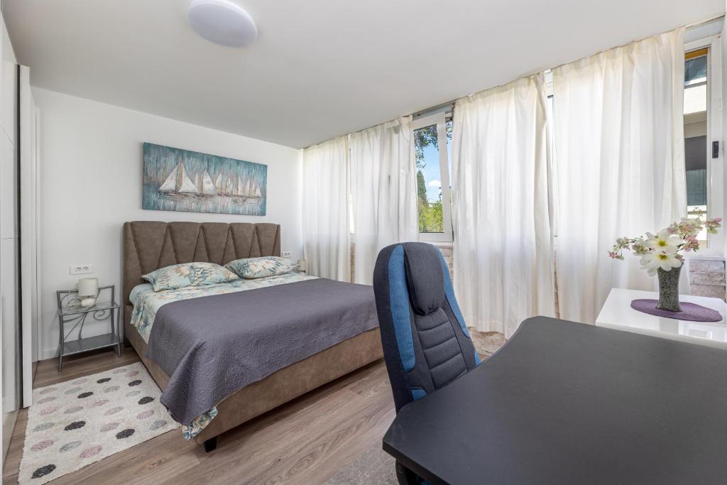 Posteľ alebo postele v izbe v ubytovaní Split City apt in Firule beach area