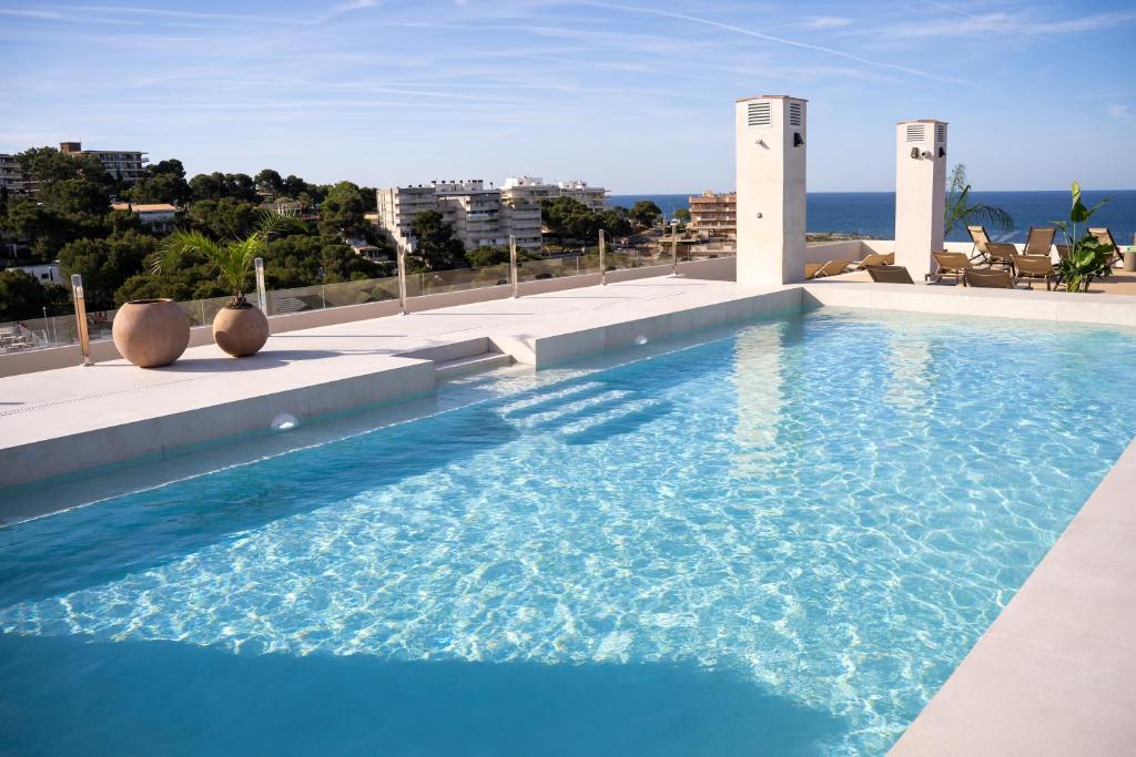 Bazén v ubytování Hotel Cala Font nebo v jeho okolí