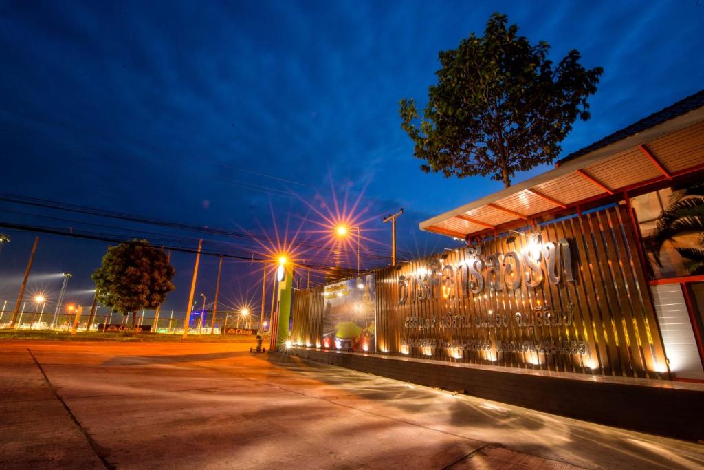 una gasolinera de noche con luces encendidas en Thansila Resort&Garden Buriram en Buriram